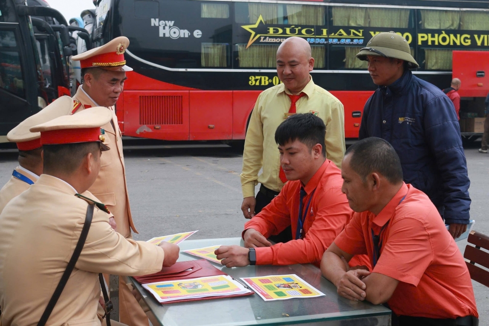 Công an Hà Nội siết chặt ô tô chở khách dịp cận Tết Nguyên đán 2026