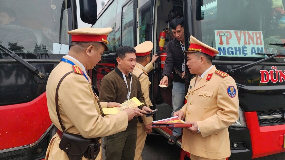 Công an Hà Nội siết chặt ô tô chở khách dịp cận Tết Nguyên đán 2026