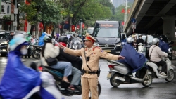 Người dân đổ ra đường ngày cận Tết - CSGT Hà Nội căng mình phân luồng trong mưa rét