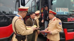 Công an Hà Nội siết chặt ô tô chở khách dịp cận Tết Nguyên đán 2026