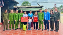 cong an xa hoa loc lan toa yeu thuong thap len niem tin cho tre dac biet kho khan