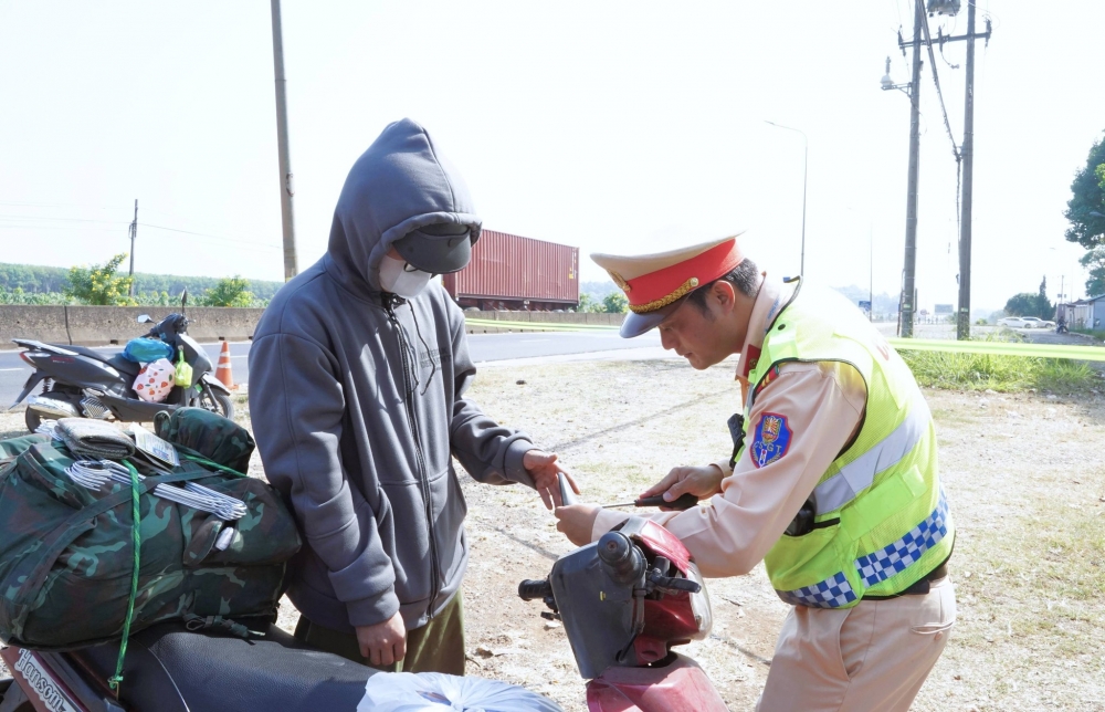 Cảnh sát giao thông cả nước triển khai hỗ trợ người dân về quê đón Tết