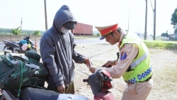 canh sat giao thong ca nuoc trien khai ho tro nguoi dan ve que don tet