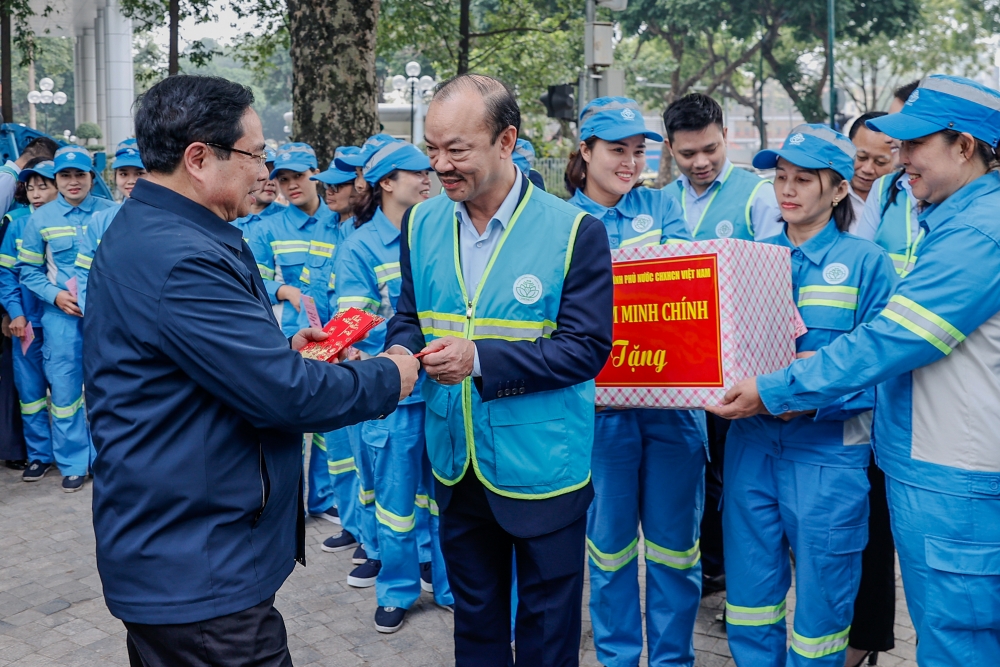 Thủ tướng Phạm Minh Chính cảm ơn, tặng quà công nhân vệ sinh môi trường tại Thủ đô