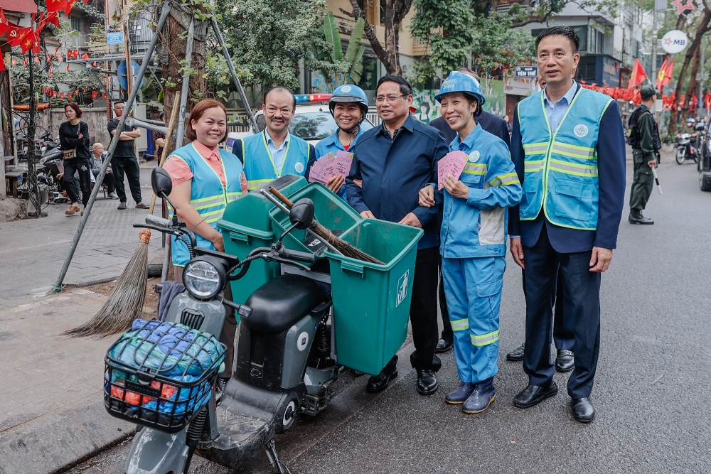 Thủ tướng Phạm Minh Chính cảm ơn, tặng quà công nhân vệ sinh môi trường tại Thủ đô