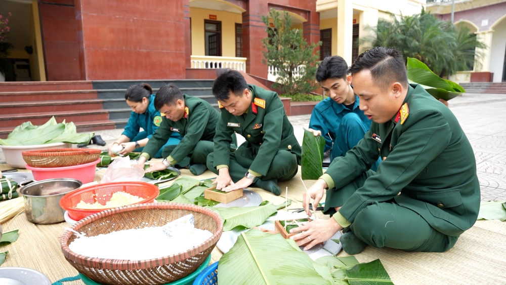 Gìn giữ hồn Tết, thắp sáng nghĩa tình quân dân
