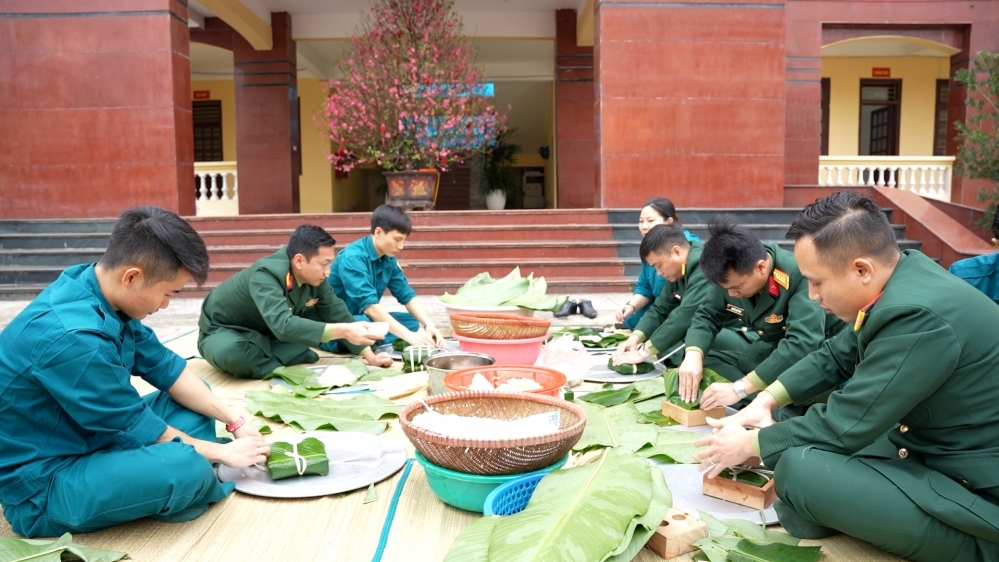 Gìn giữ hồn Tết, thắp sáng nghĩa tình quân dân