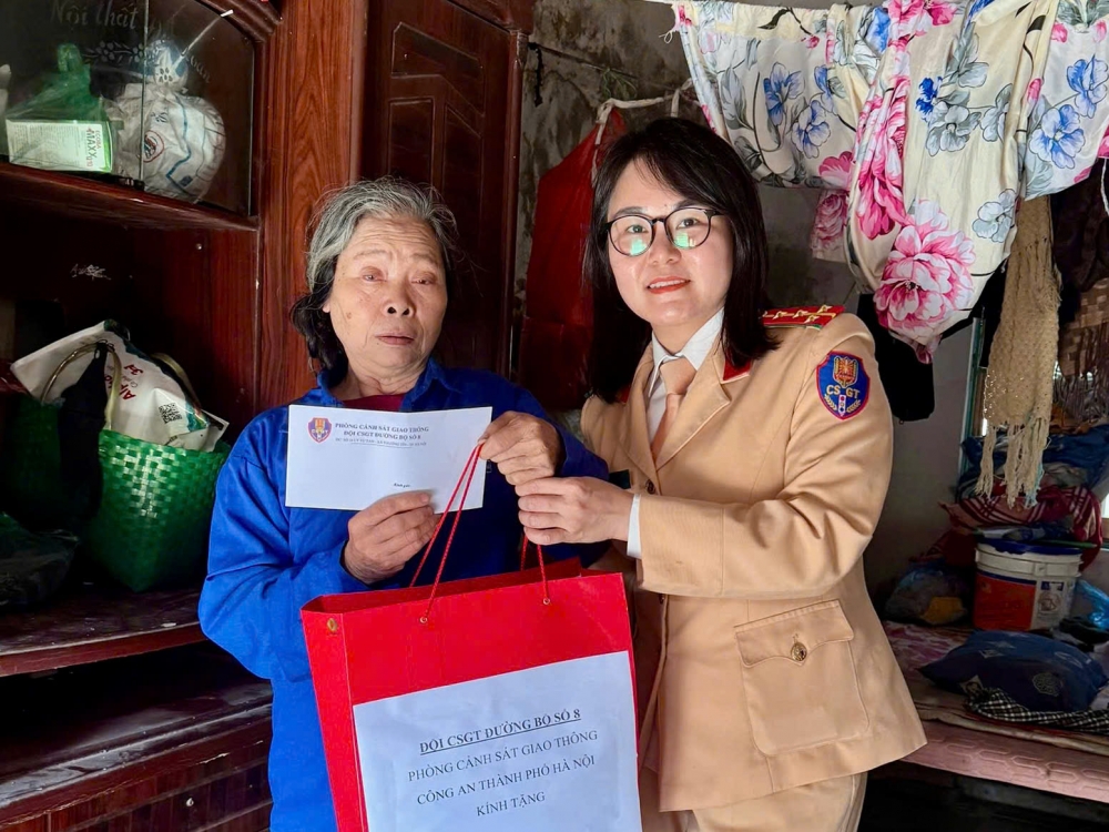 CSGT Hà Nội lan tỏa yêu thương tới các gia đình khó khăn dịp Tết Nguyên đán CSGT Hà Nội lan tỏa yêu thương tới các gia đình khó khăn dịp Tết Nguyên đán