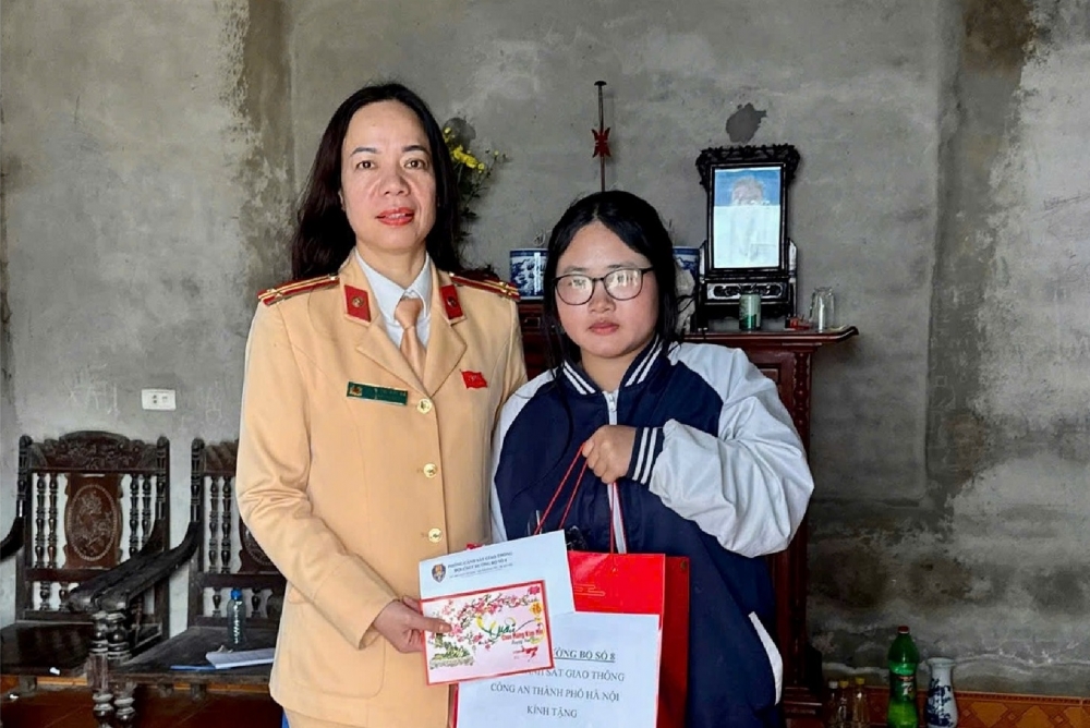 CSGT Hà Nội lan tỏa yêu thương tới các gia đình khó khăn dịp Tết Nguyên đán CSGT Hà Nội lan tỏa yêu thương tới các gia đình khó khăn dịp Tết Nguyên đán