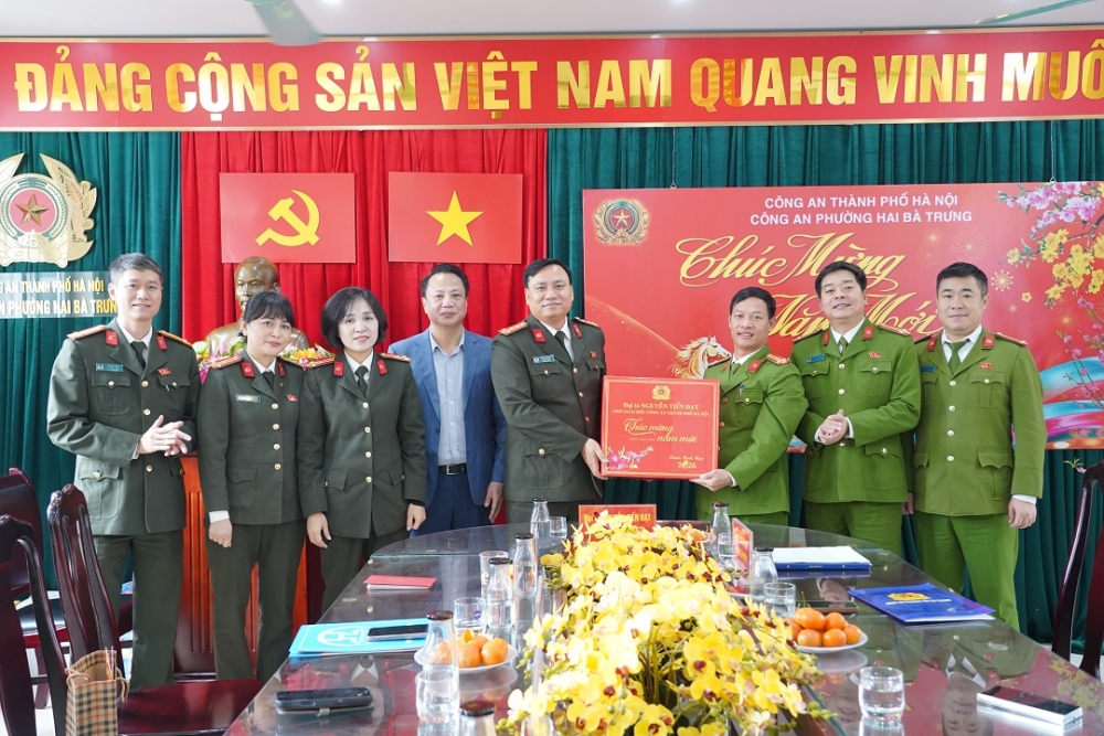 Lãnh đạo Công an Hà Nội kiểm tra công tác ứng trực và chúc Tết tại cơ sở