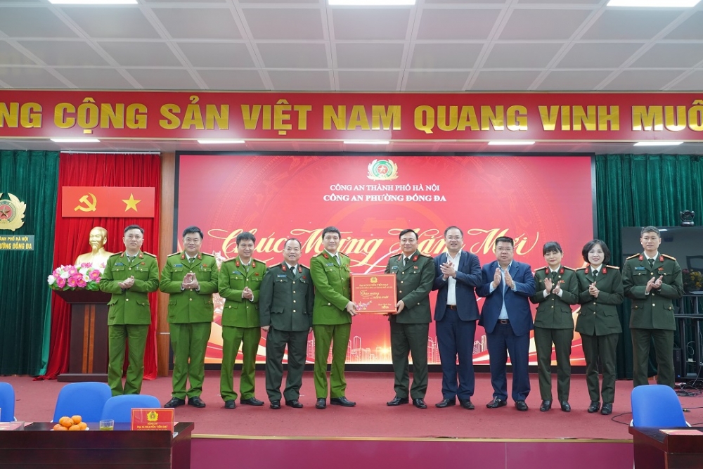 Lãnh đạo Công an Hà Nội kiểm tra công tác ứng trực và chúc Tết tại cơ sở