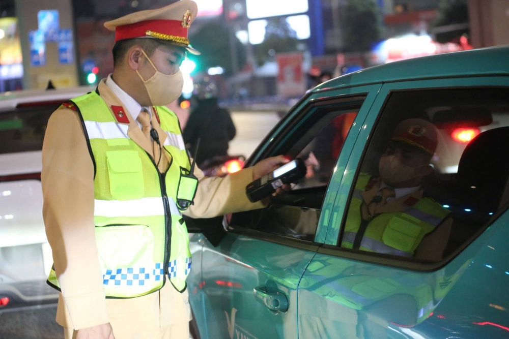 Nhiều người uống rượu rồi đi chúc Tết, CSGT Hà Nội khuyến cáo Nhiều người uống rượu rồi đi chúc Tết, CSGT Hà Nội khuyến cáo