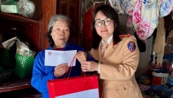 csgt ha noi lan toa yeu thuong toi cac gia dinh kho khan dip tet nguyen dan