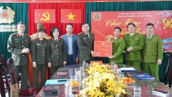 lanh dao cong an ha noi kiem tra cong tac ung truc va chuc tet tai co so