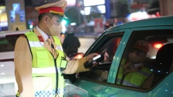 nhieu nguoi uong ruou roi di chuc tet csgt ha noi khuyen cao