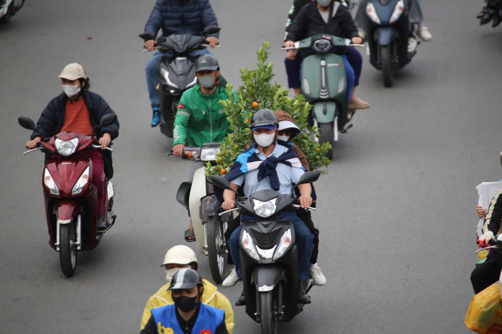 Những chuyến xe hối hả chở Tết và cả sắc Xuân về nhà