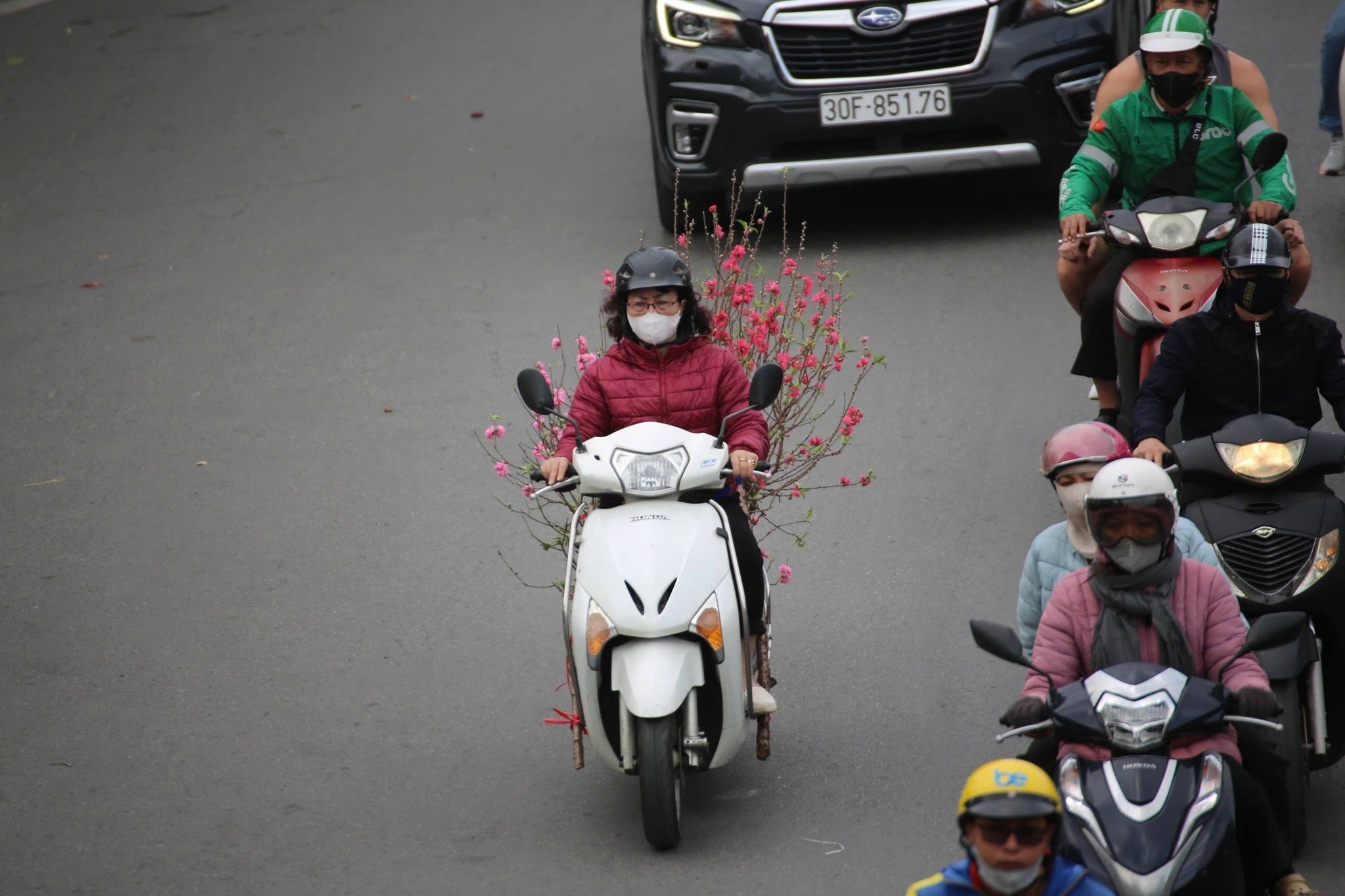 Những chuyến xe hối hả chở Tết và cả sắc Xuân về nhà