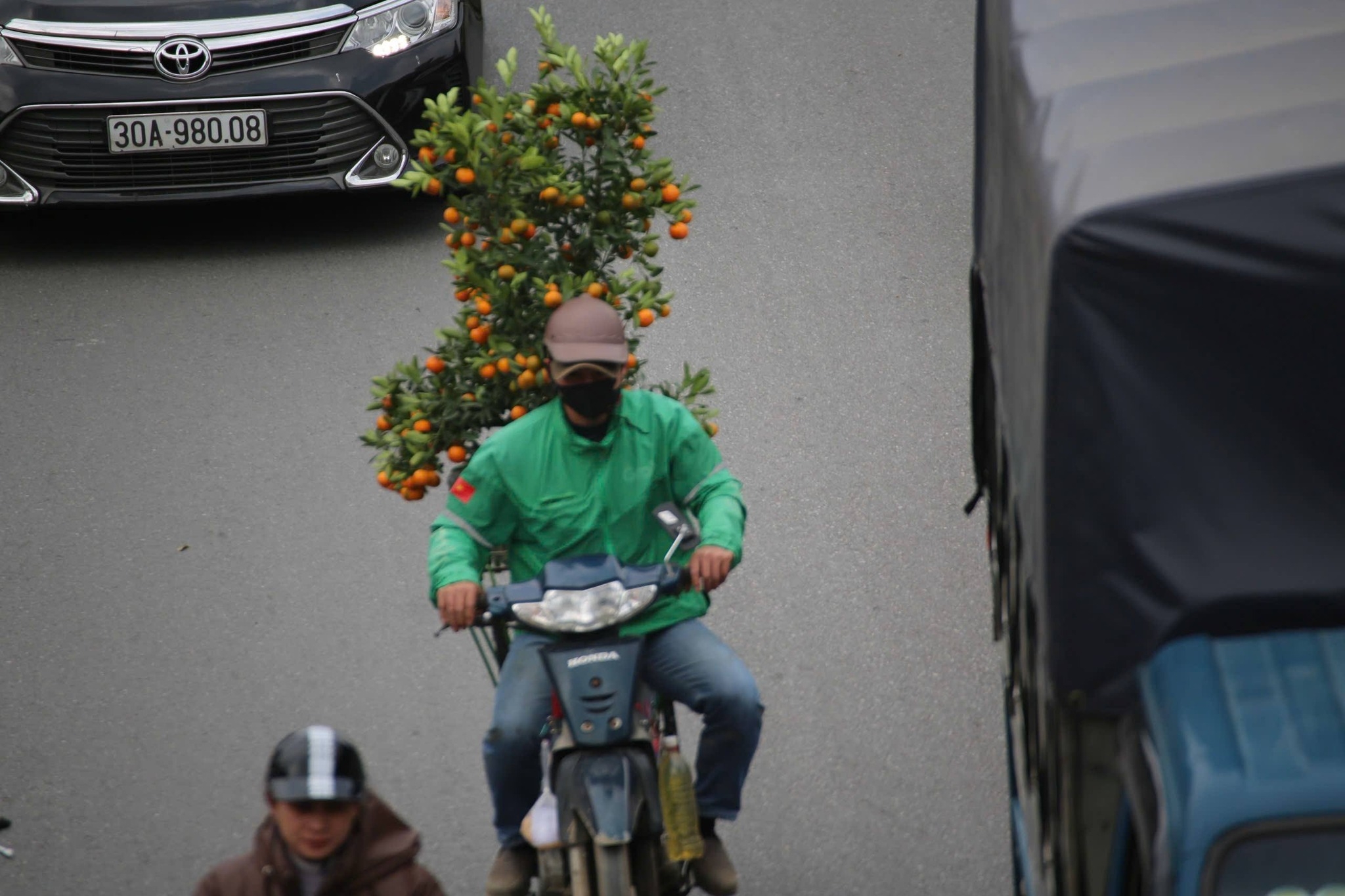 Những chuyến xe hối hả chở Tết và cả sắc Xuân về nhà