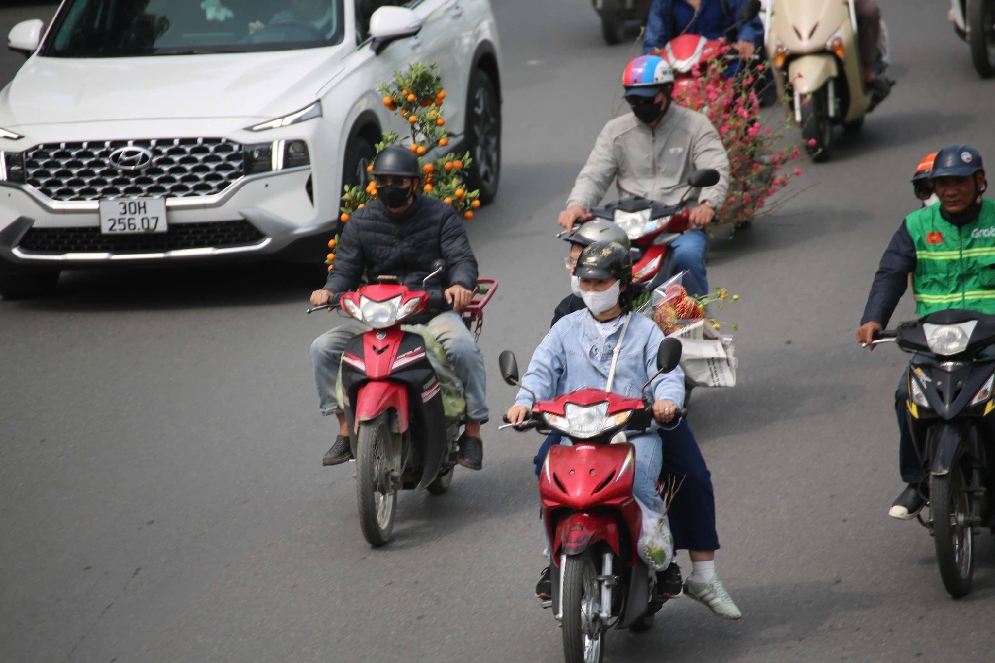 Những chuyến xe hối hả chở Tết và cả sắc Xuân về nhà