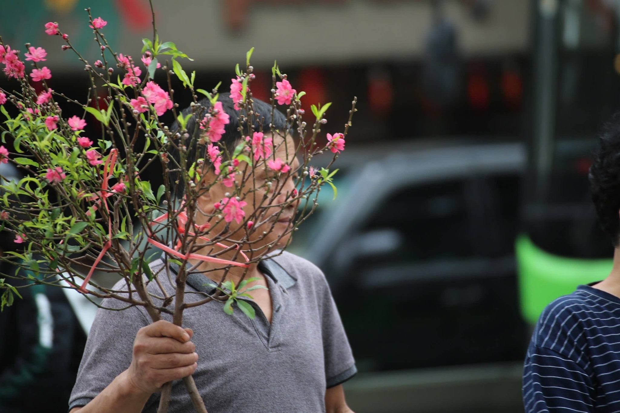 Những chuyến xe hối hả chở Tết và cả sắc Xuân về nhà