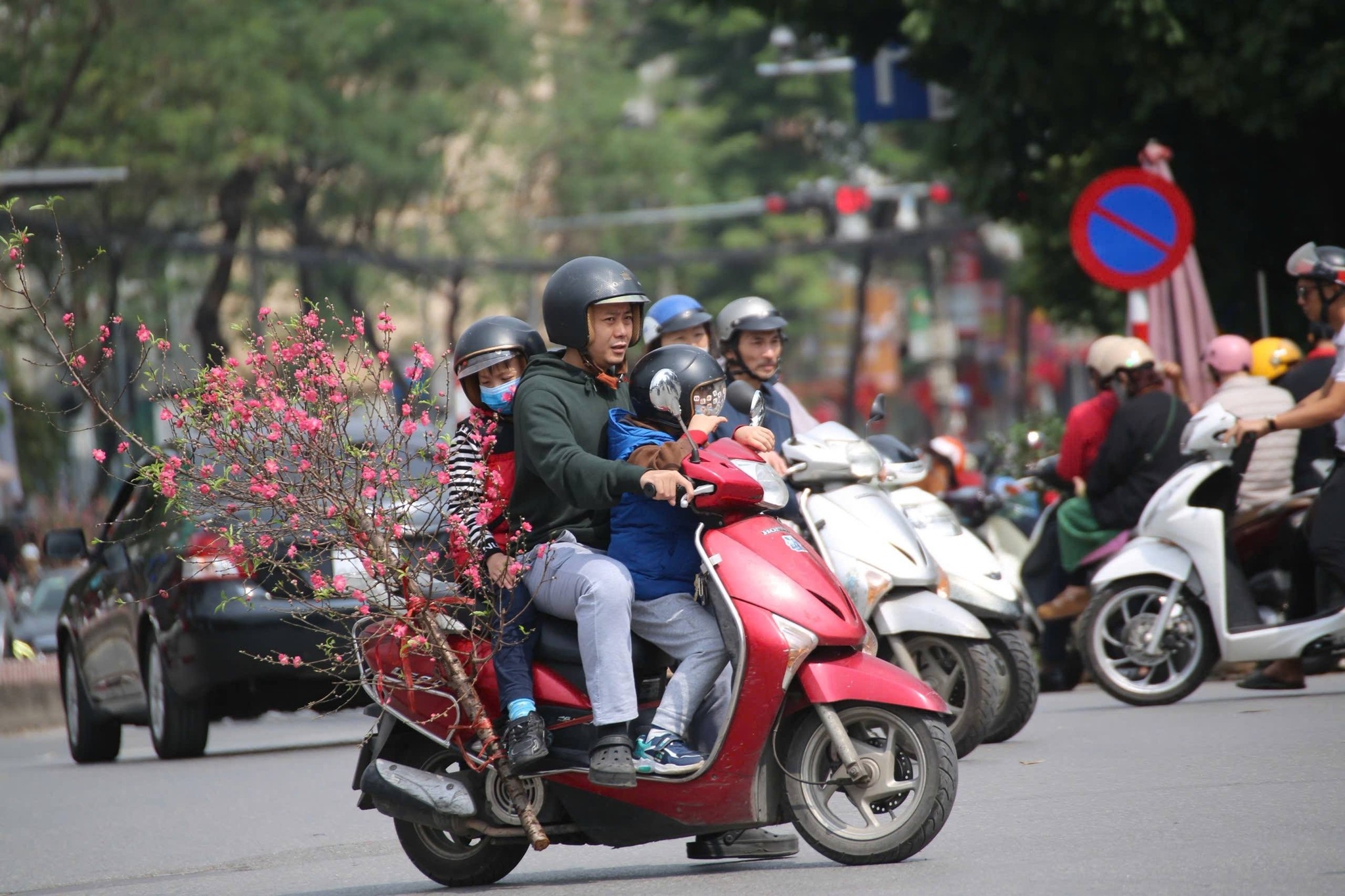 Những chuyến xe hối hả chở Tết và cả sắc Xuân về nhà