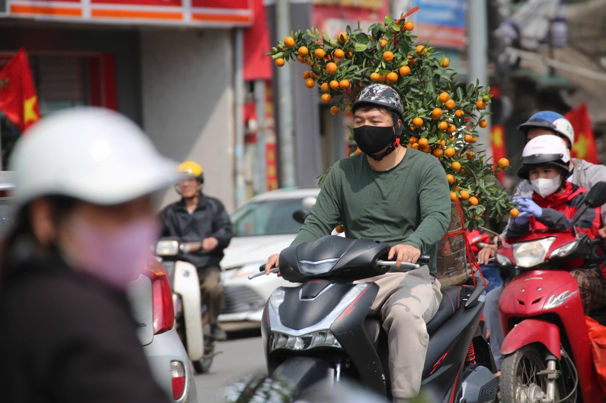 Những chuyến xe hối hả chở Tết và cả sắc Xuân về nhà