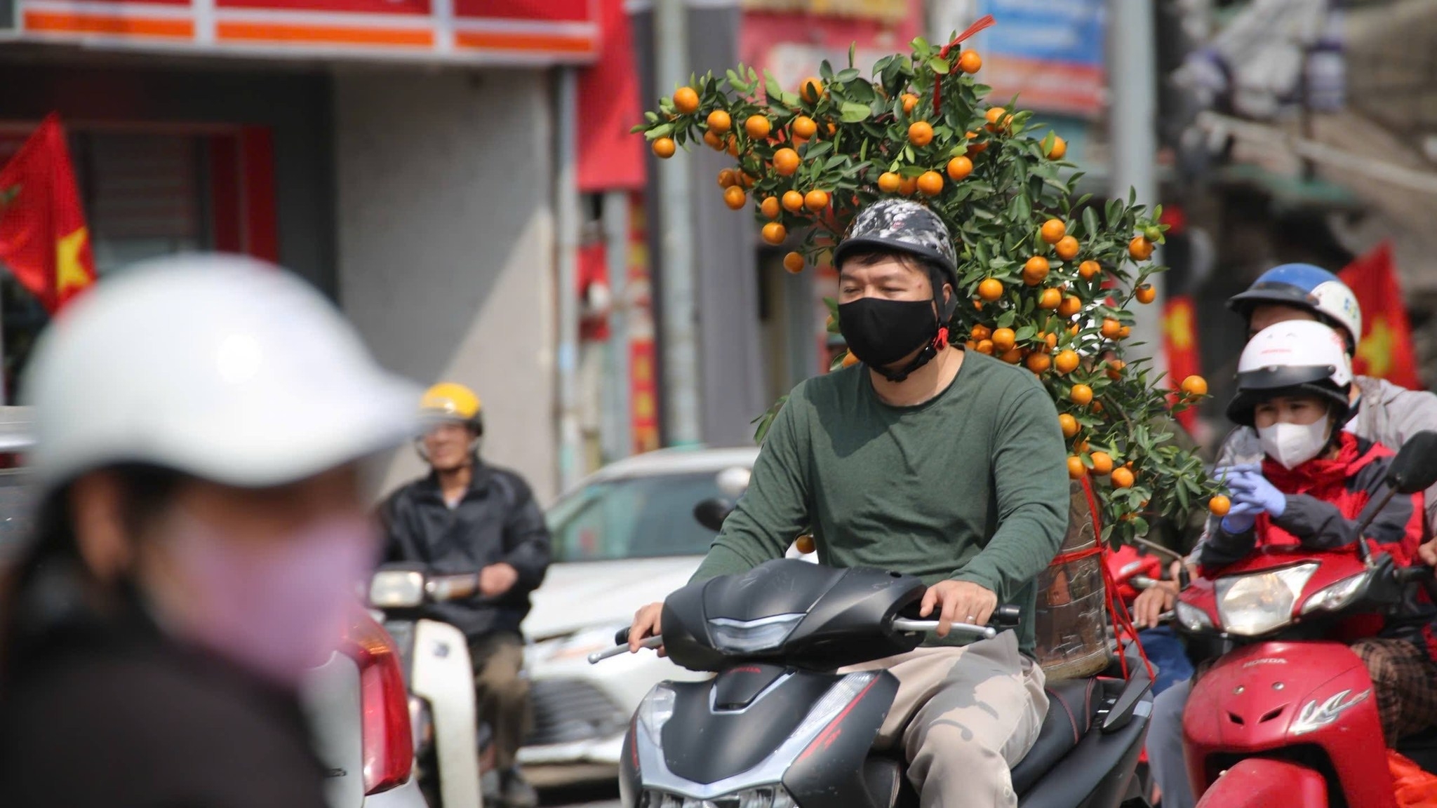 Những chuyến xe hối hả chở Tết và cả sắc Xuân về nhà