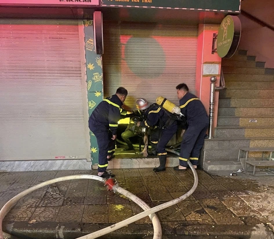 Hà Nội: Cháy nhà 5 tầng rạng sáng 29 Tết, 3 người mắc kẹt được giải cứu