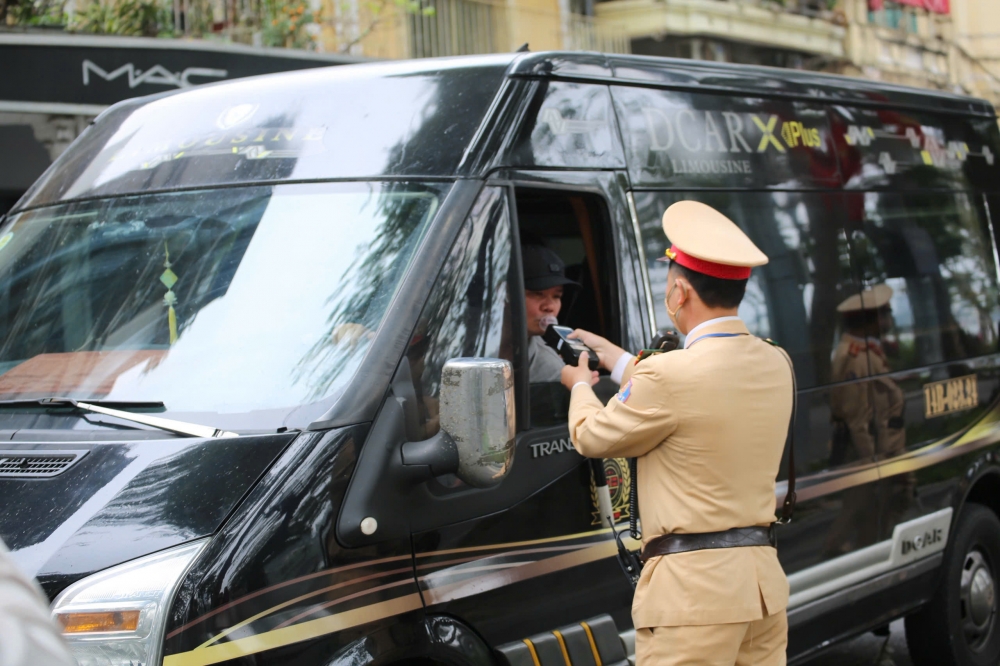 CHÙM ẢNH: CSGT cả nước đồng loạt kiểm tra nồng độ cồn ngày mùng 1 Tết