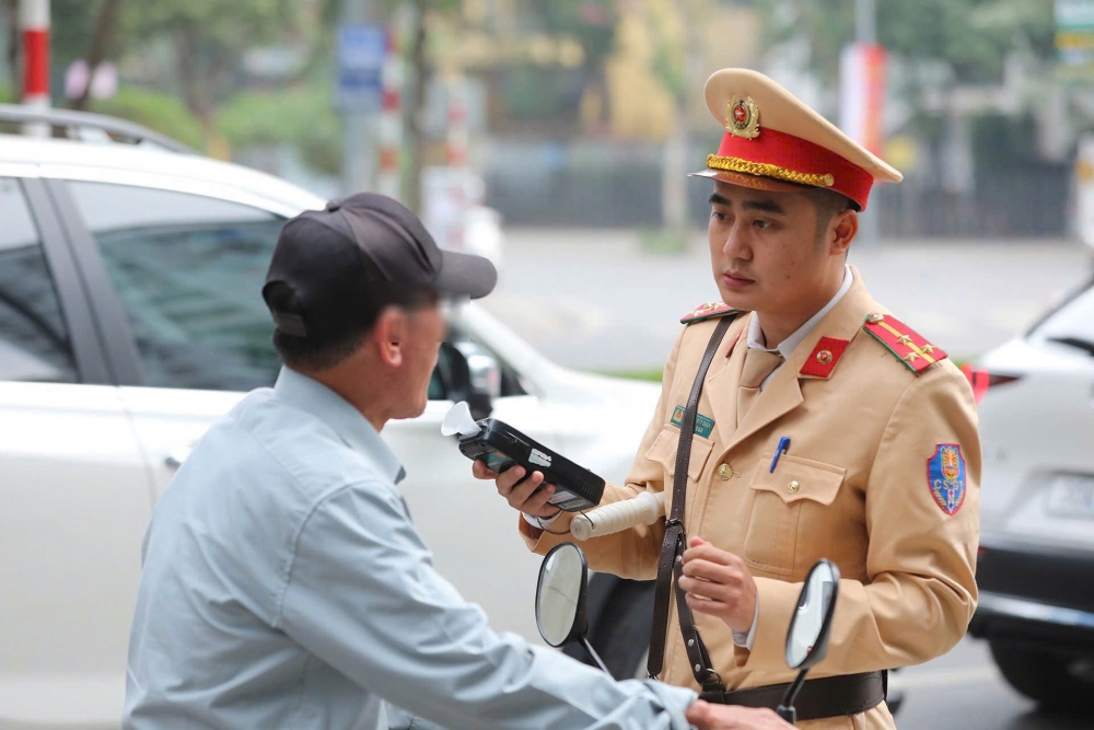 CHÙM ẢNH: CSGT cả nước đồng loạt kiểm tra nồng độ cồn ngày mùng 1 Tết