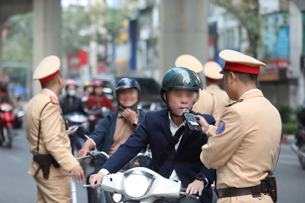 CHÙM ẢNH: CSGT cả nước đồng loạt kiểm tra nồng độ cồn ngày mùng 1 Tết