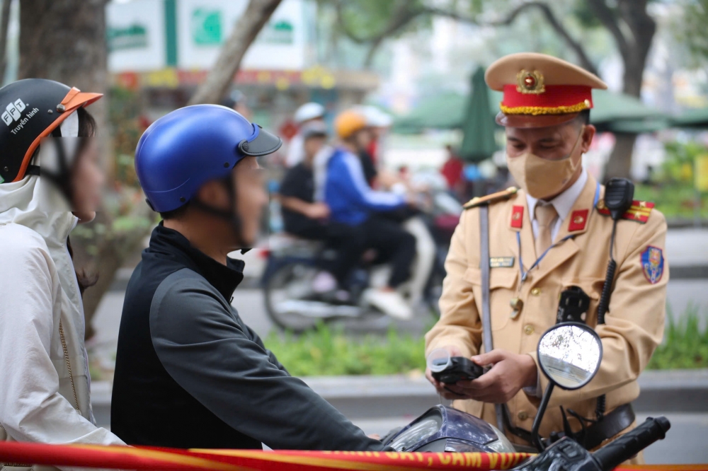 CHÙM ẢNH: CSGT cả nước đồng loạt kiểm tra nồng độ cồn ngày mùng 1 Tết