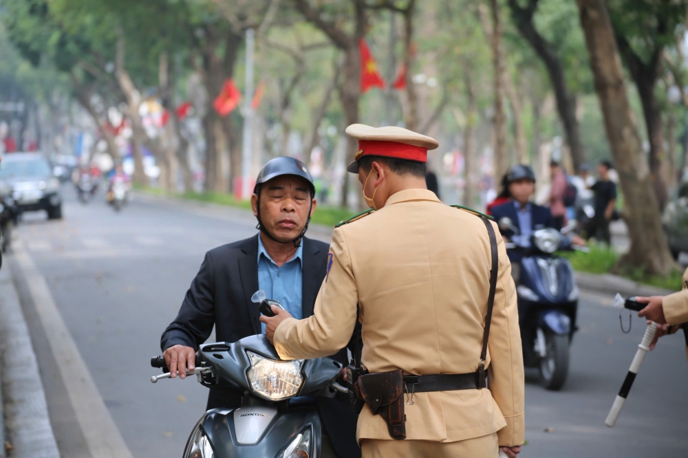 CHÙM ẢNH: CSGT cả nước đồng loạt kiểm tra nồng độ cồn ngày mùng 1 Tết