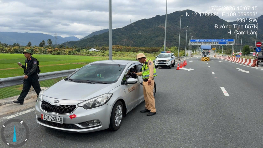 CHÙM ẢNH: CSGT cả nước đồng loạt kiểm tra nồng độ cồn ngày mùng 1 Tết