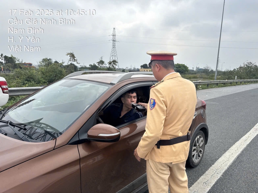 CHÙM ẢNH: CSGT cả nước đồng loạt kiểm tra nồng độ cồn ngày mùng 1 Tết