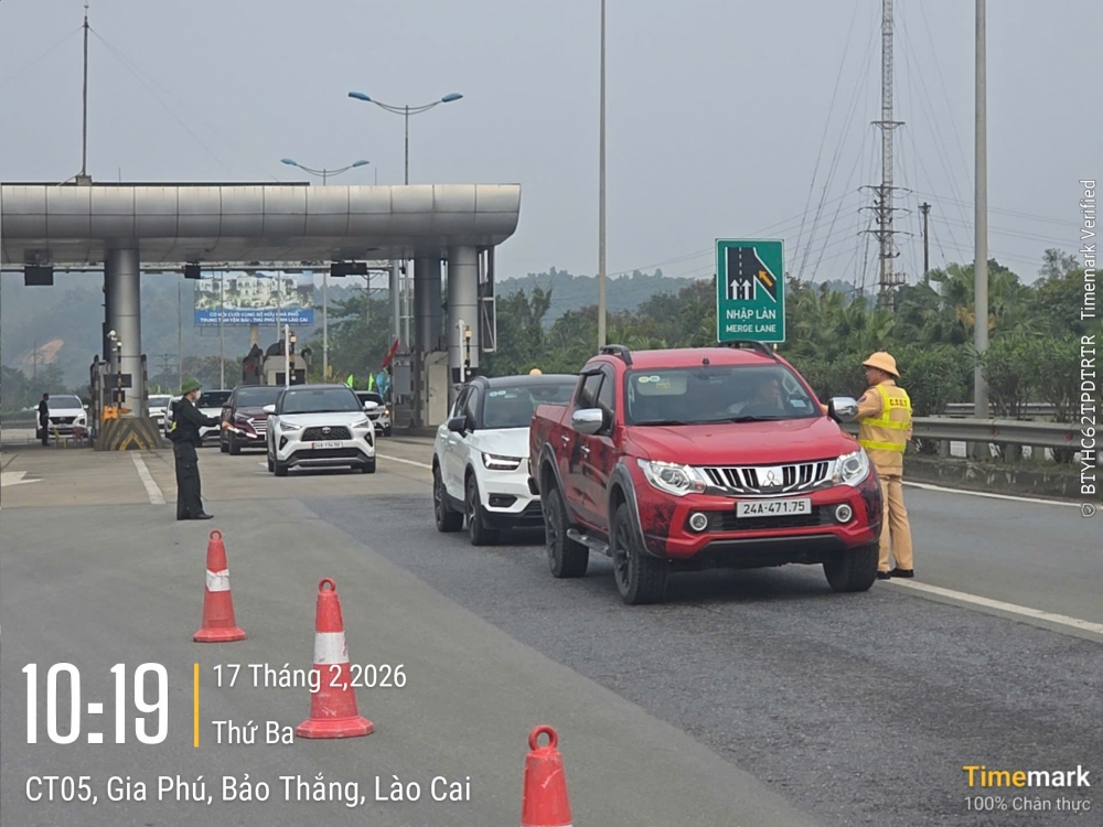 CHÙM ẢNH: CSGT cả nước đồng loạt kiểm tra nồng độ cồn ngày mùng 1 Tết