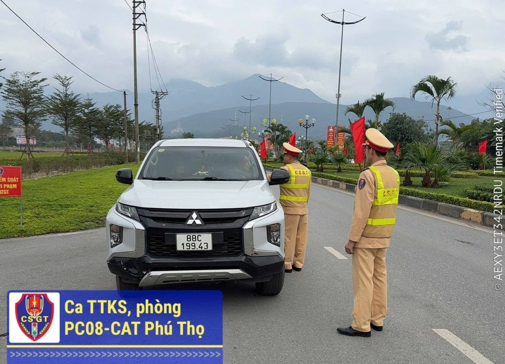 CHÙM ẢNH: CSGT cả nước đồng loạt kiểm tra nồng độ cồn ngày mùng 1 Tết