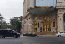Hà Nội yêu cầu kiểm tra thông tin đài phun nước chiếm vỉa hè trước tòa Doji Tower