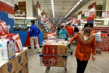 Người dân không nên ồ ạt ra siêu thị mua gom hàng tích trữ vì Covid-19