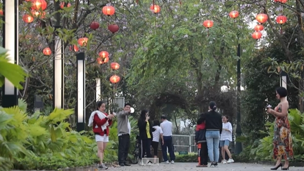 Hàng nghìn người vô tư chụp ảnh tại KĐT Nam Thăng Long bất chấp quy định phòng chống COVID-19