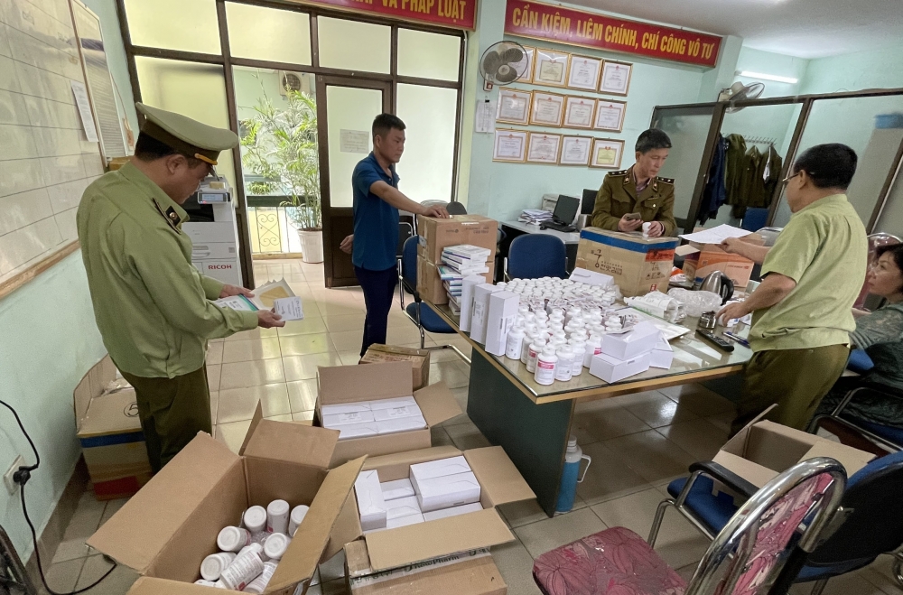 Lô dược phẩm Hàn Quốc không hóa đơn vận chuyển từ sân bay Nội Bài