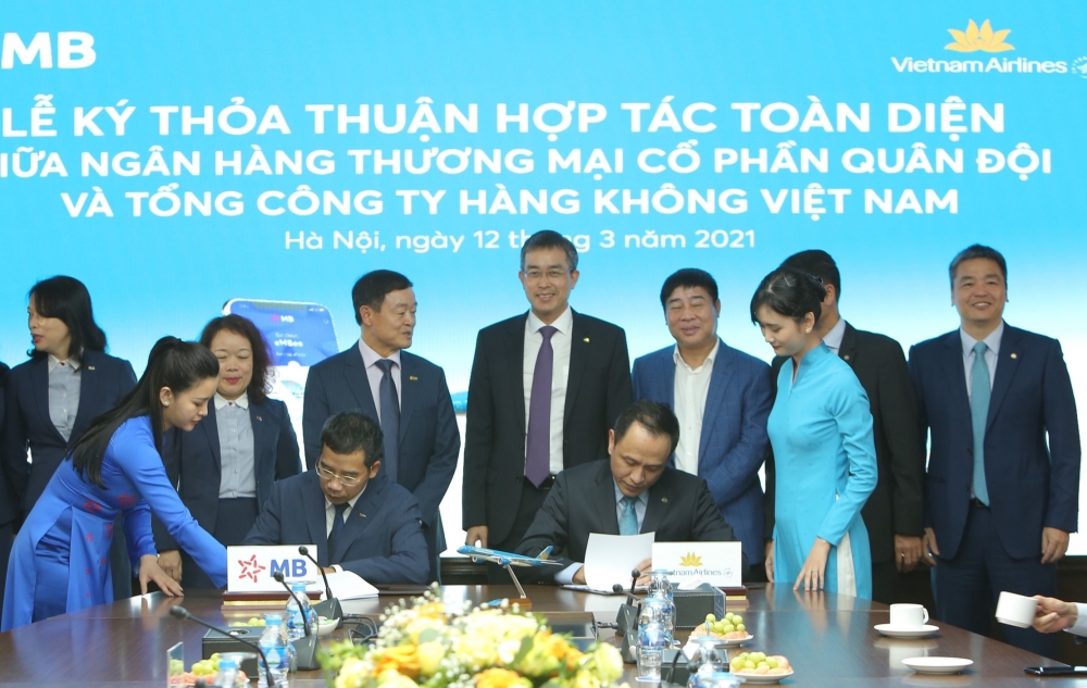 Vietnam Airlines và MB bắt tay hợp tác toàn diện