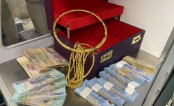 hanh khach bo quen hon 300 trieu dong va vong vang tren may bay