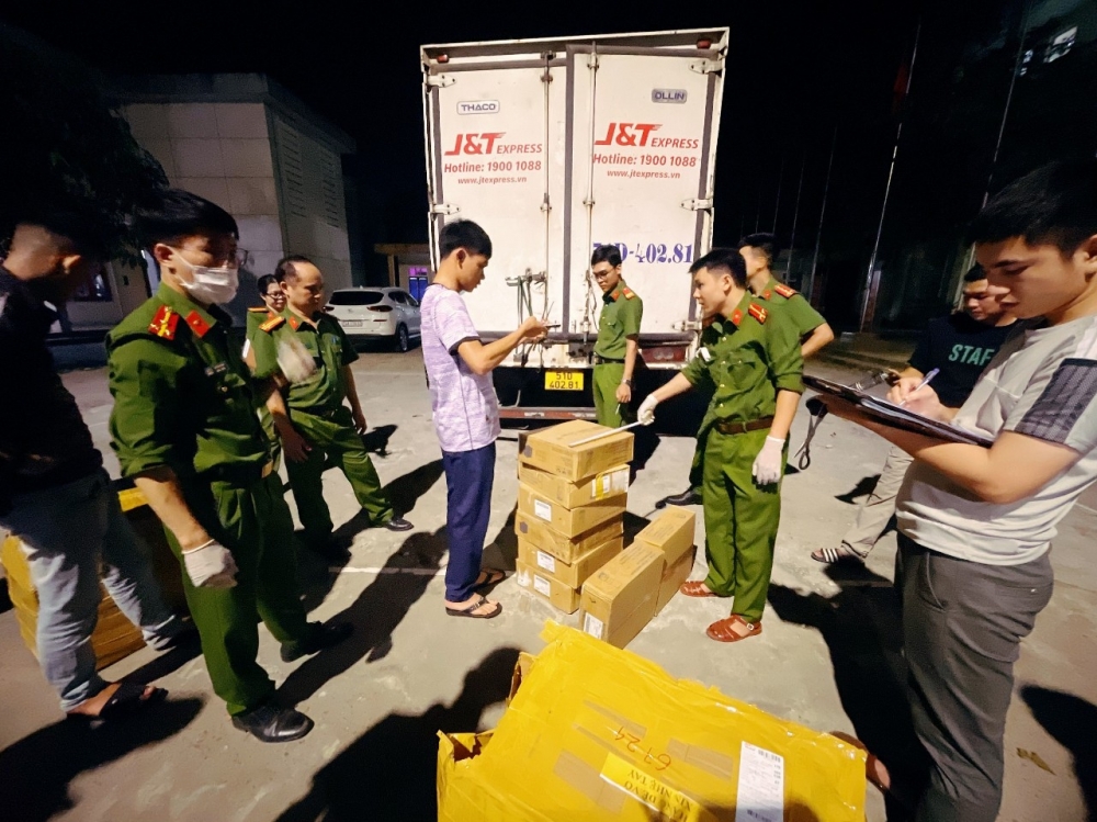 Xe ô tô gắn logo J&T Express chở hàng lậu Xe ô tô gắn logo J&T Express chở hàng lậu