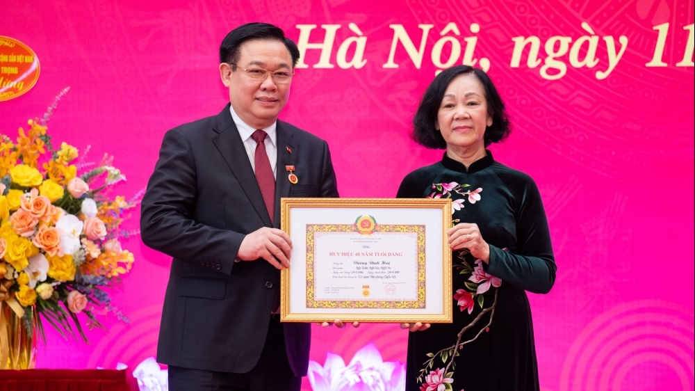 Chủ tịch Quốc hội Vương Đình Huệ nhận Huy hiệu 40 năm tuổi Đảng