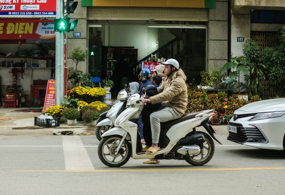 Hình ảnh “thẳng như kẻ chỉ” trước đèn đỏ đã trở nên quen thuộc