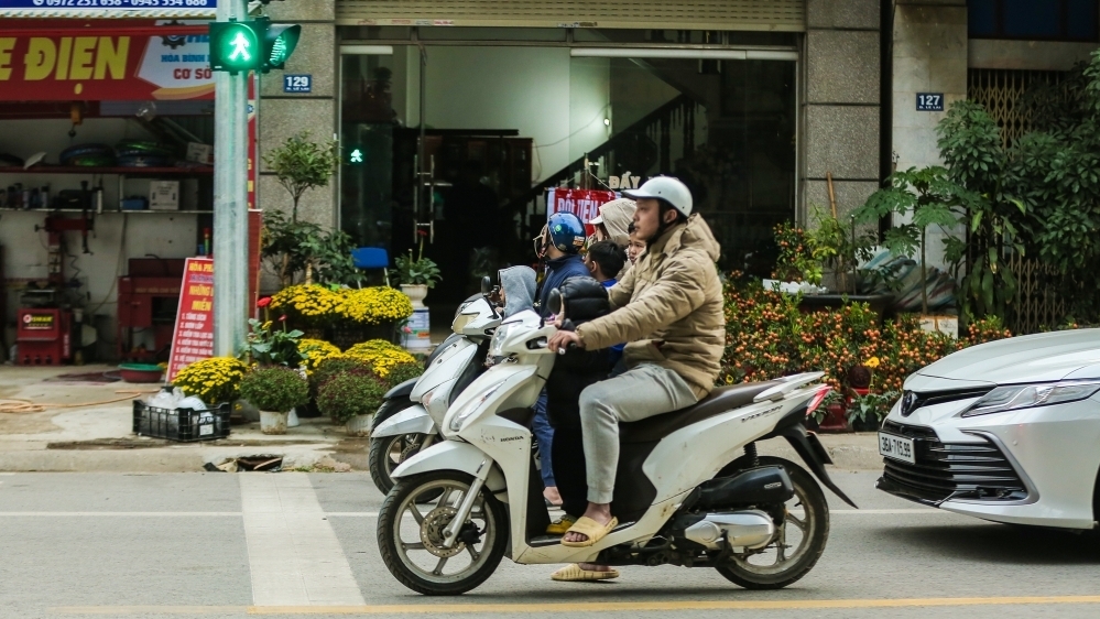 Hình ảnh “thẳng như kẻ chỉ” trước đèn đỏ đã trở nên quen thuộc