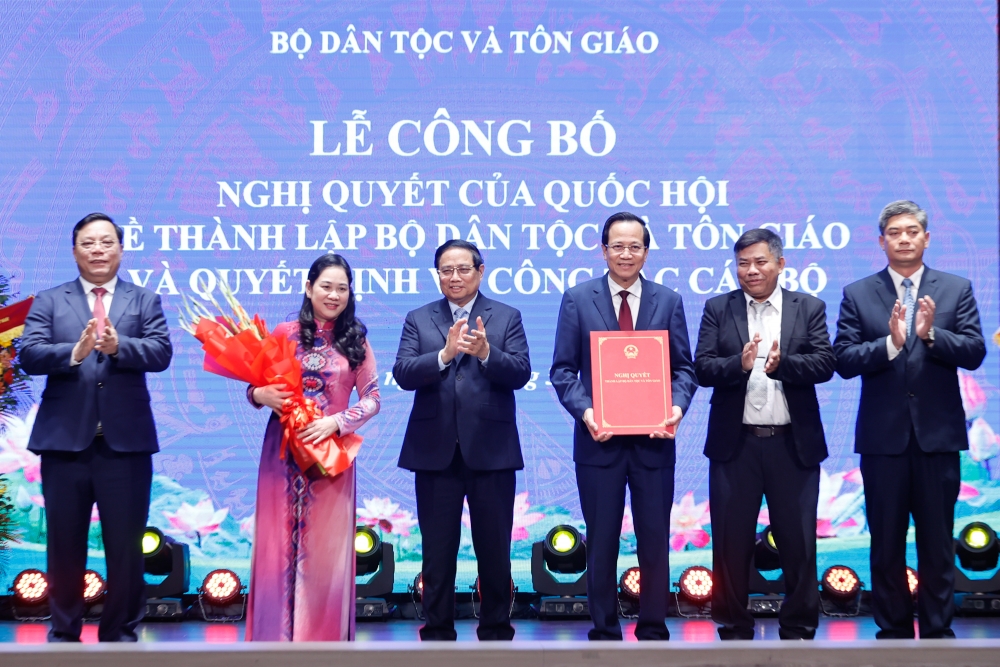 Thủ tướng trăn trở khi học sinh phải đi bộ hàng chục km để đi học