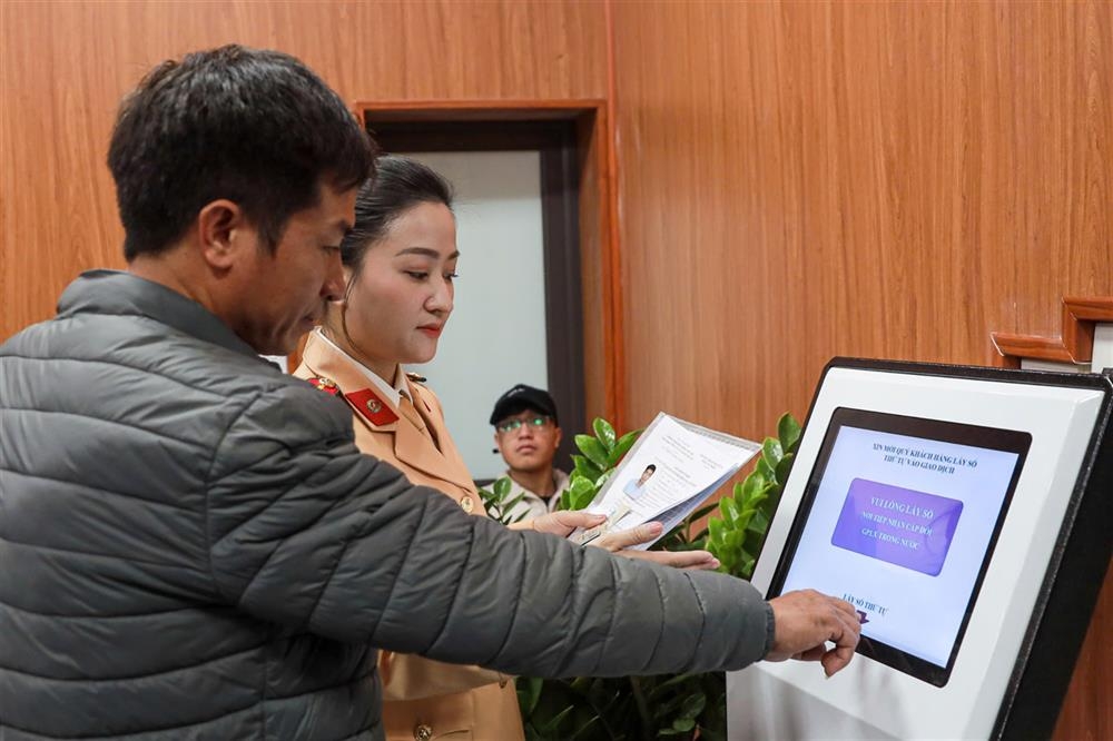 Chỉ mất 10 phút làm thủ tục cấp, đổi giấy phép lái xe
