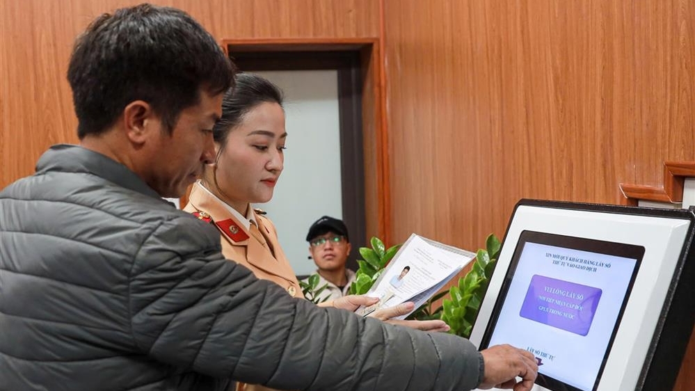 Chỉ mất 10 phút làm thủ tục cấp, đổi giấy phép lái xe